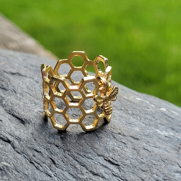 Honeycomb Bee Charm Cuff Ring, goldplated - Picture 2 of 7